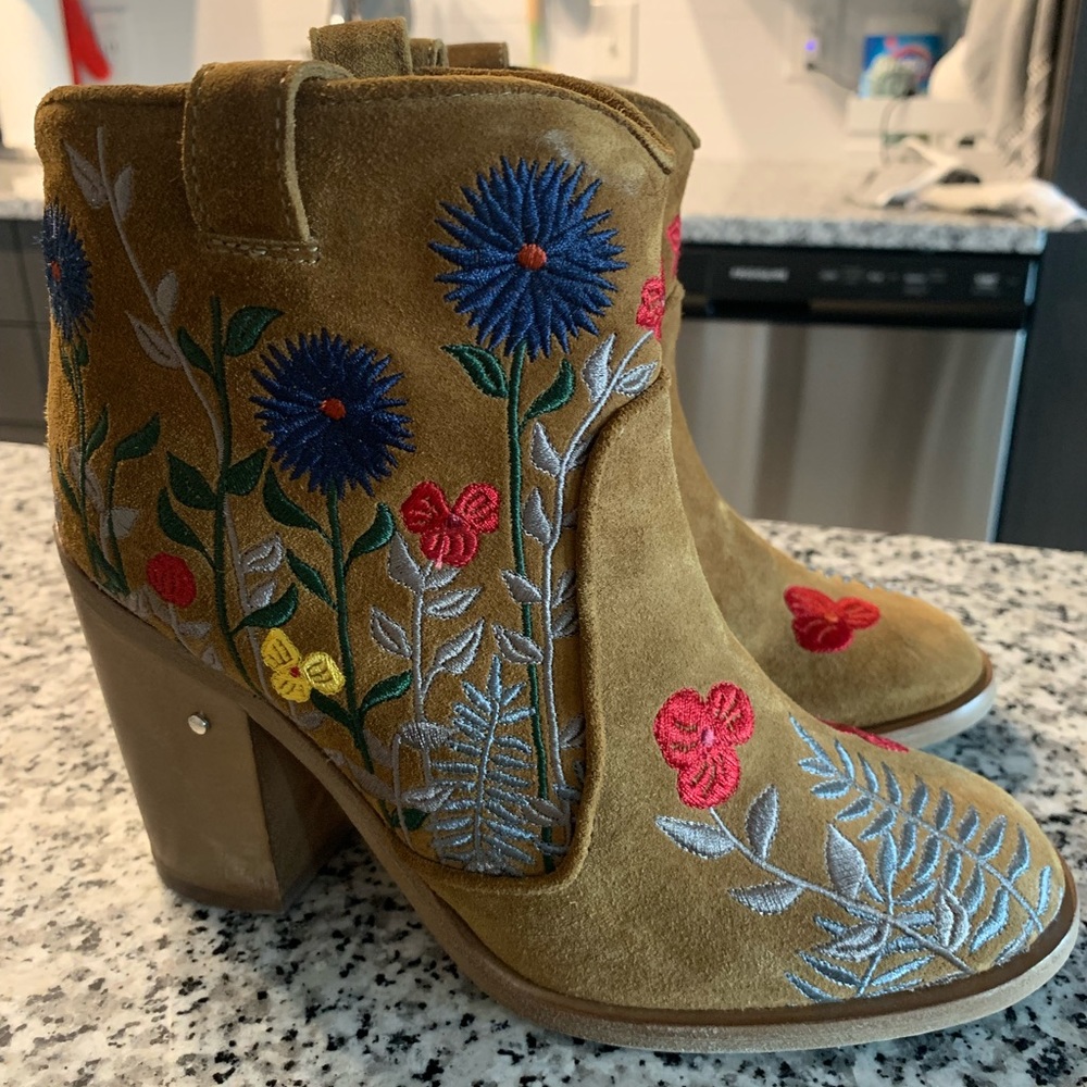 Laurence Dacade Suede Booties worn only 2-3 times, size EU37.